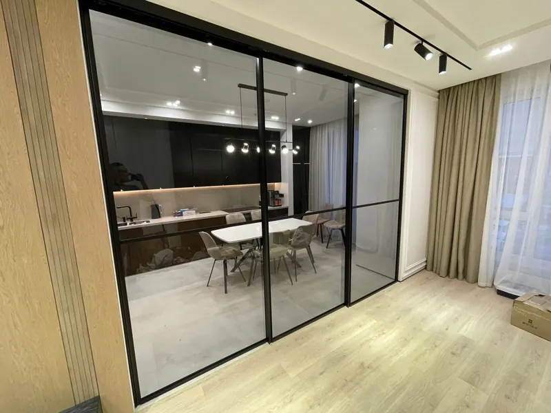 Раздвижная перегородка с прозрачным стеклом, отделяющая кухню-гостиную